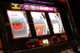 589solt Slots Myanmar ကစားသူ mobile phone ဖြင့် PG Soft slot game ကစားနေသော မြင်ကွင်း